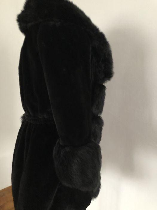 Чорна жіноча шуба