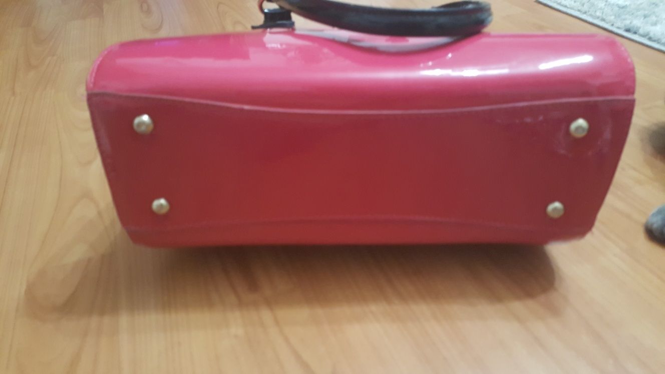 Czerwona torebka zamiana