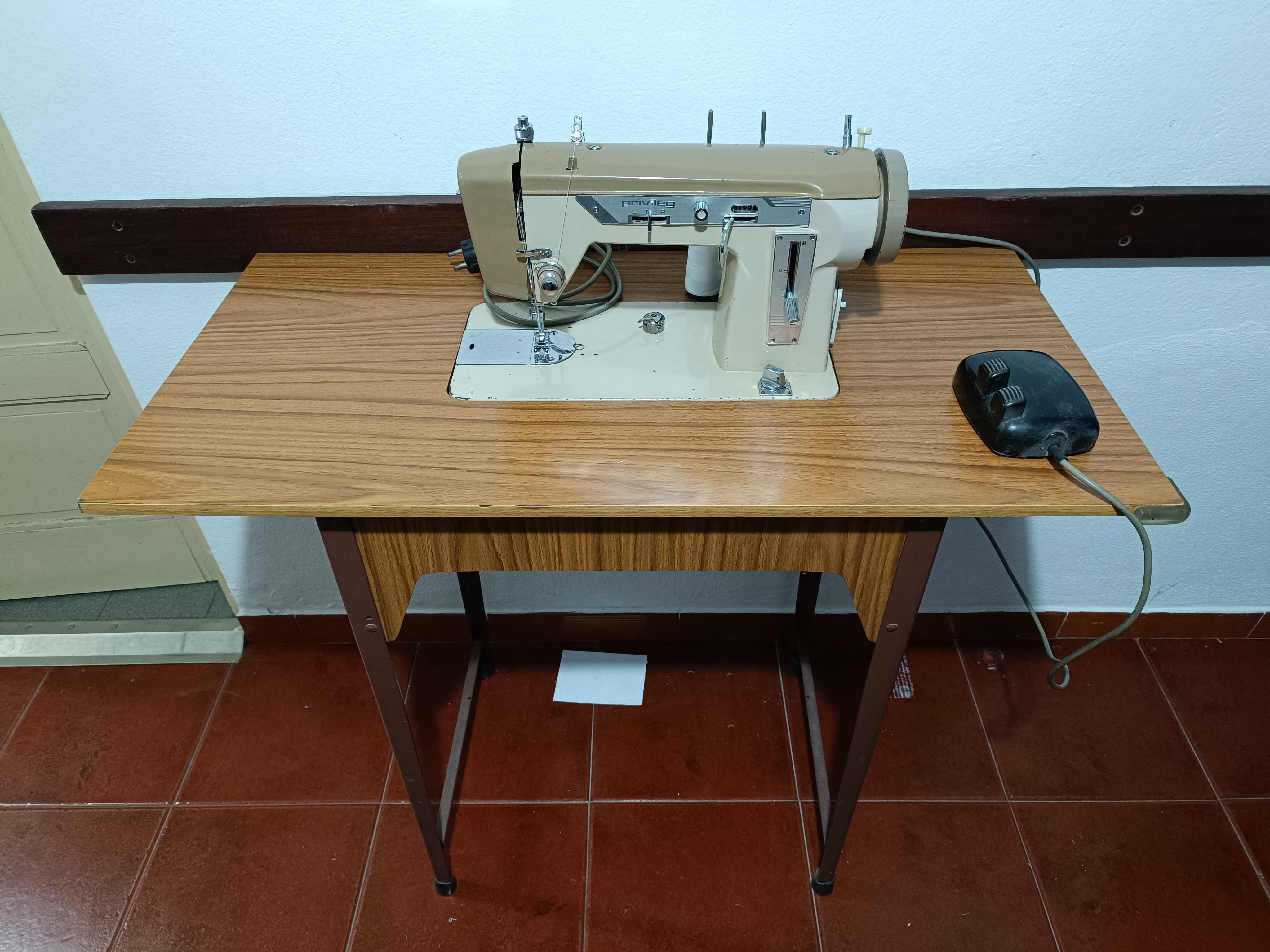 Máquina Costura Privileg com mesa e motor