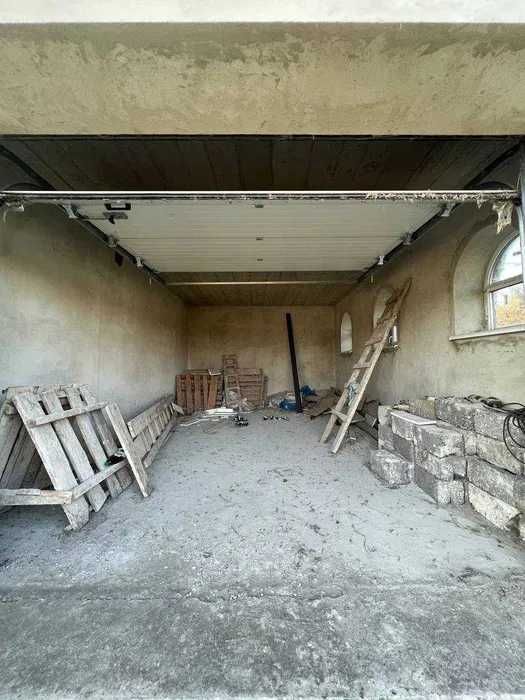 Будинок в передмісті 200м² / 12 соток / Гараж