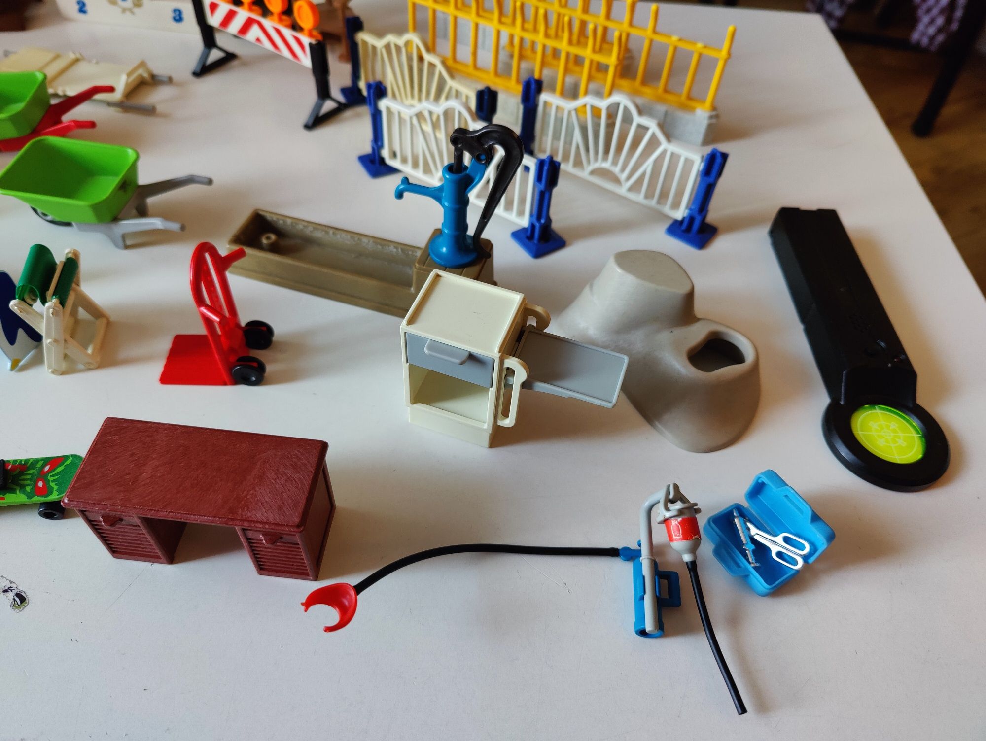 Elementy Playmobil- nosze, kroplówką, plotki, łódź, deskorolki