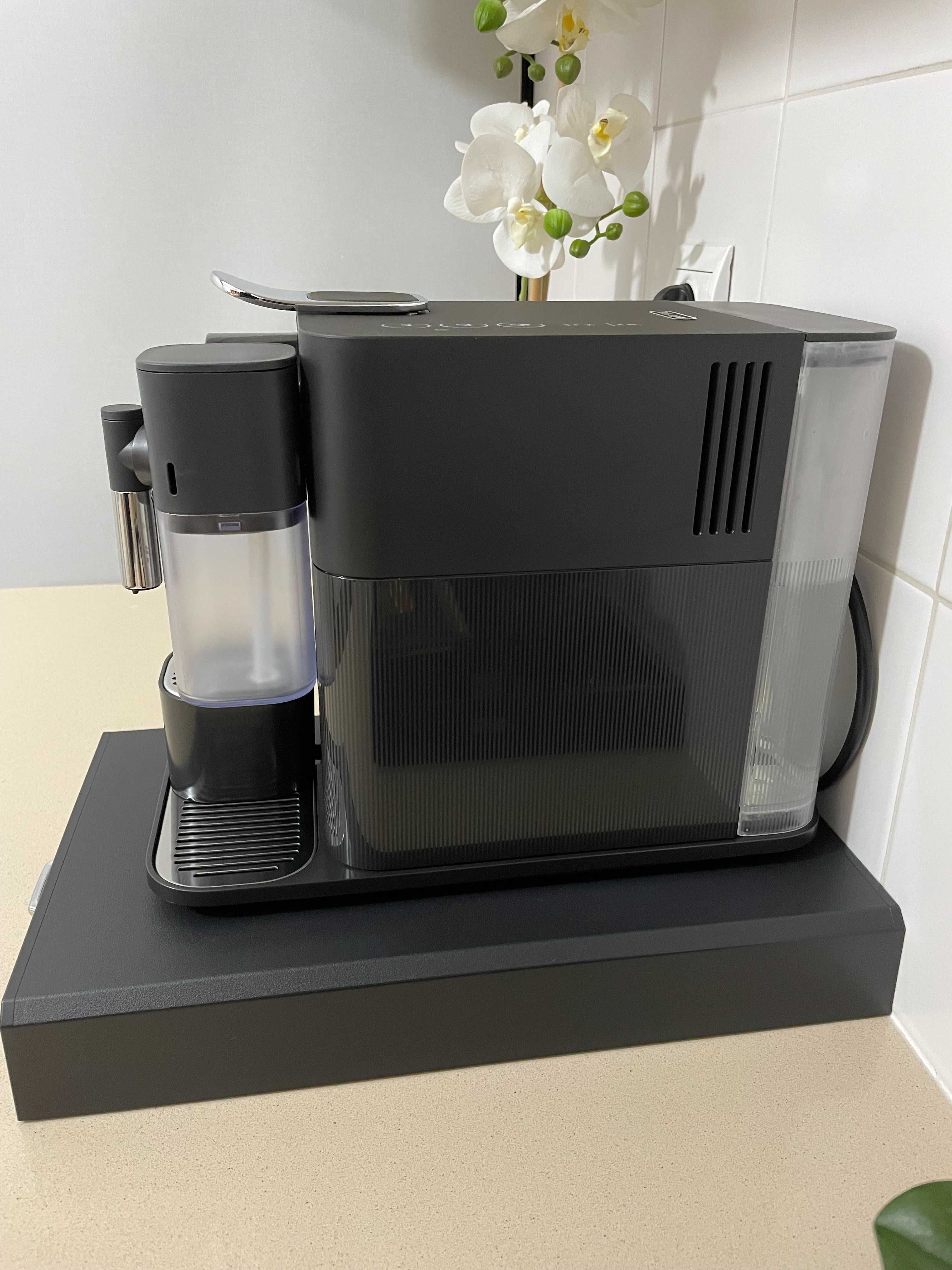 Máquina de Café DELONGHI Nespresso