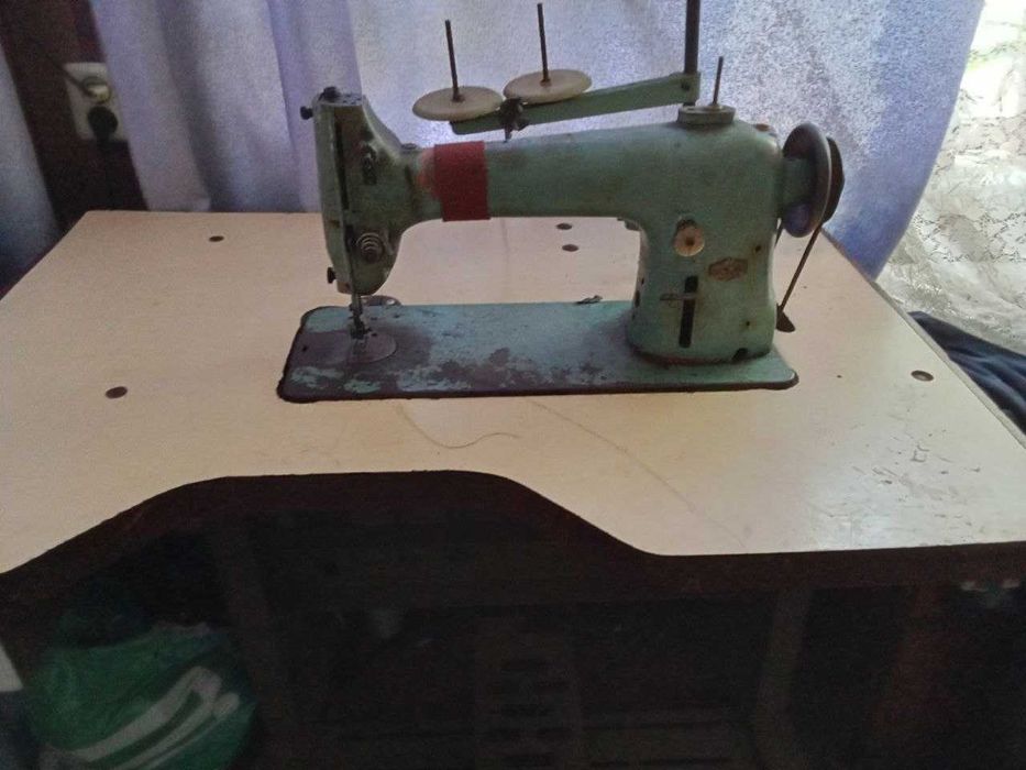 Оверлок, Швейна Машина