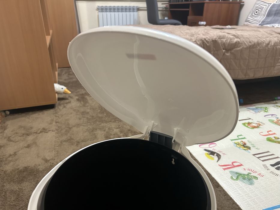 Сміттєве відро з педаллю 14 л Eurogold Alen біле, відро для сміття