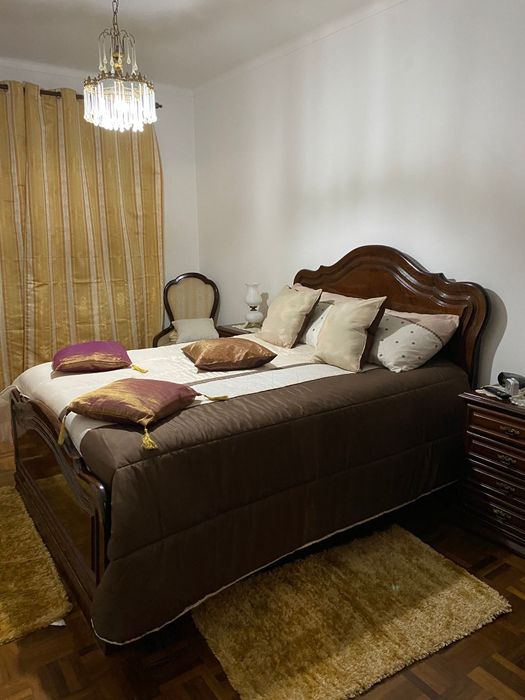 Cama com colchão e 2 mesas de cabeceira