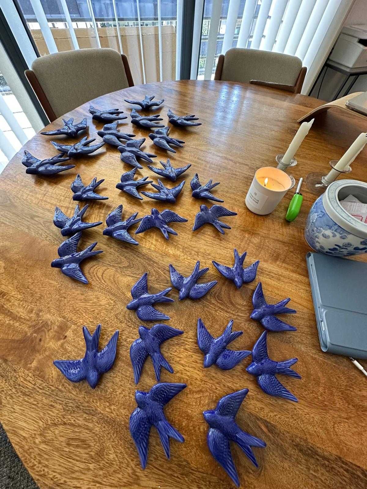 Novas andorinhas de cerâmica azul cobalto