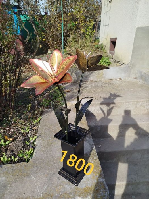 Квіти ковані на алеї слави та цвинтар