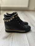 Sneakersy buty sportowe na obcasie z łańcuchami Guess 39