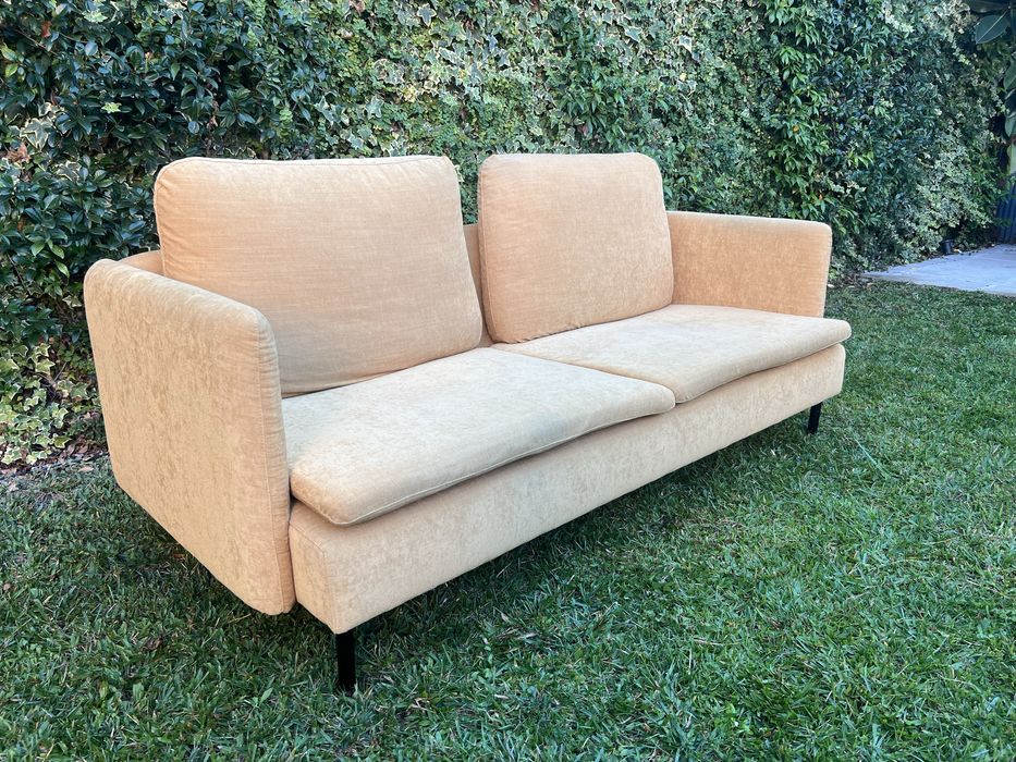 Sofá amarelo modelo IKEA em excelente estado