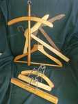 Conjunto de cabides de madeira vintage