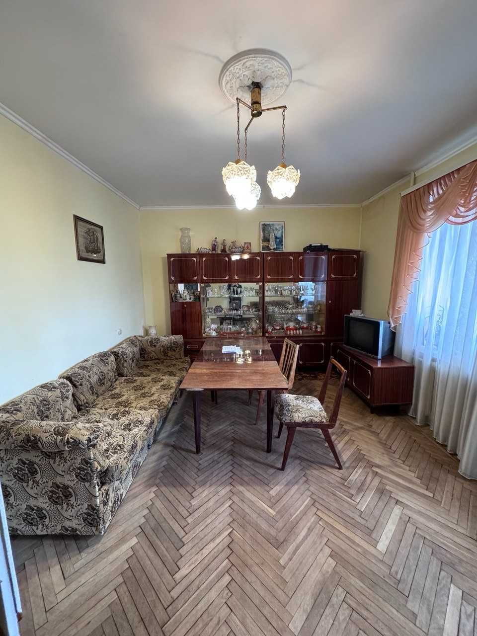 № 12504 -  Продам 3-х кімнатну квартиру, вул. Театральна, 85 м², 3/9 п