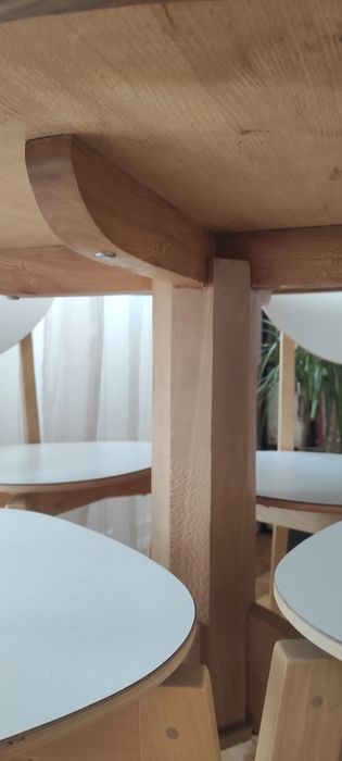 Mesa redonda de madeira