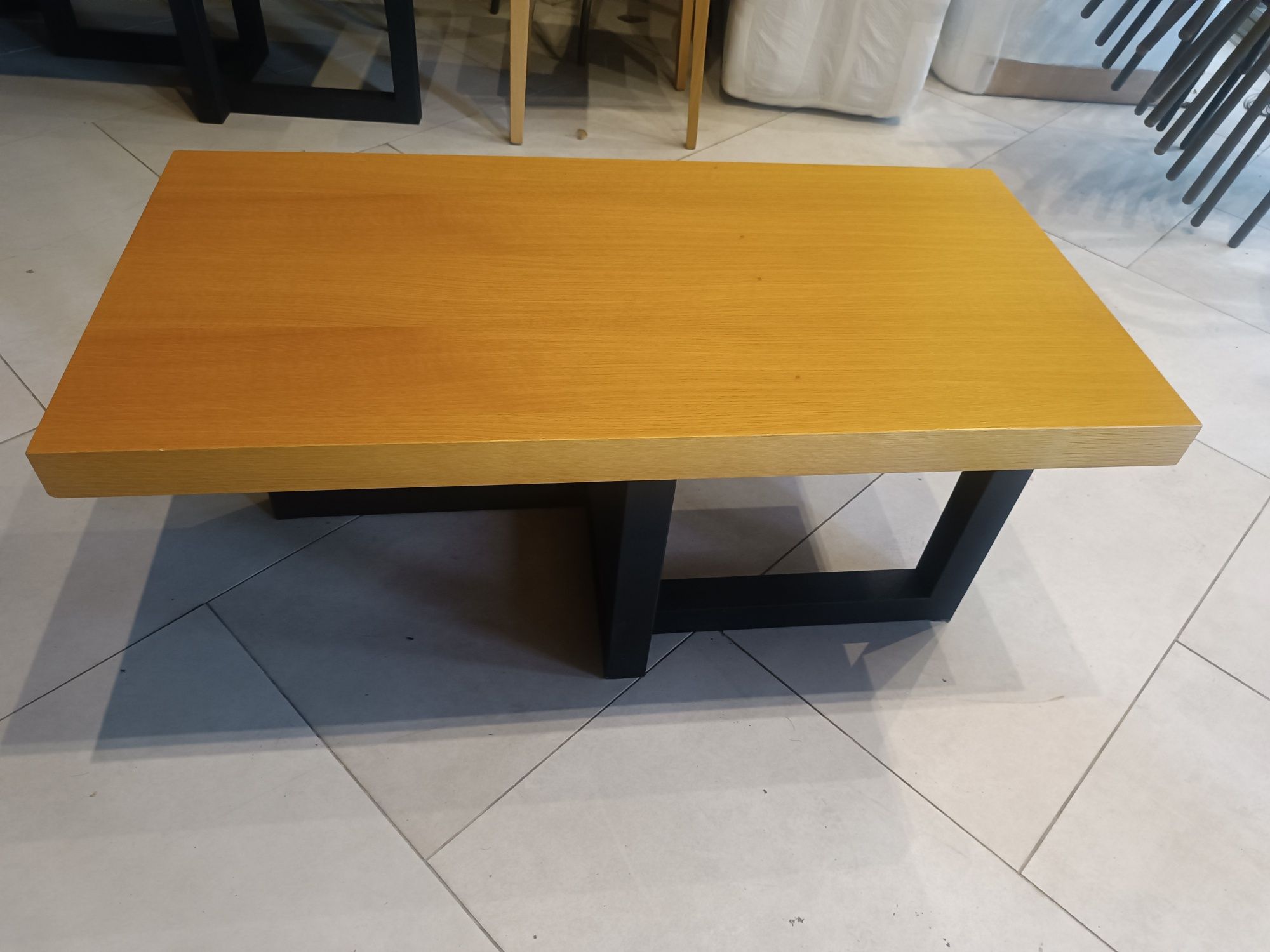 Mesa de centro de madeira com base em ferro