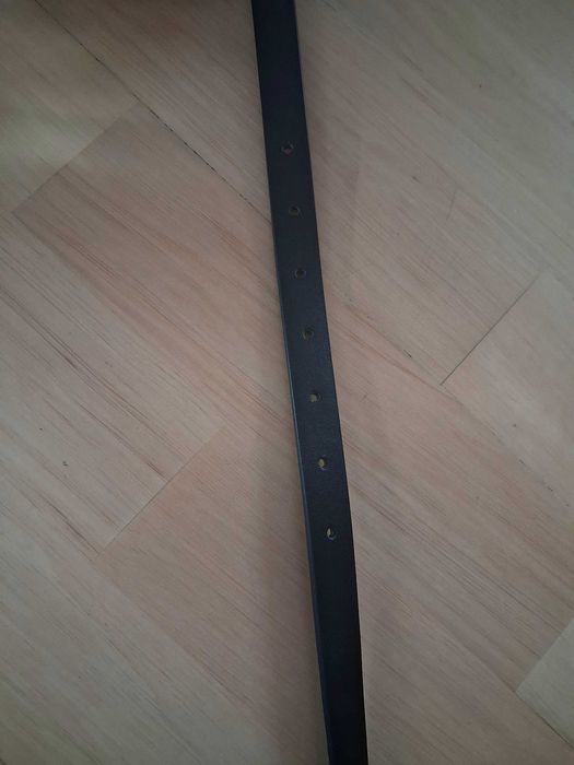 Czarny pasek ze złotym łańcuchem