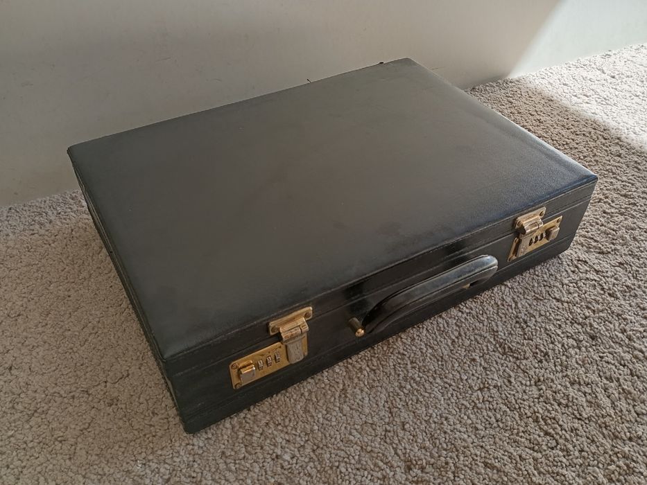 Mala executiva clássica em pele com cadeado, medidas 44/32/11cm bom es