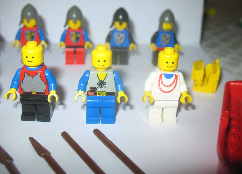 Conjunto Lego Vintage- 13 Minifiguras e vários Acessórios (Anos 80/90)