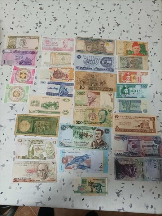 Moedas de escudos e notas de vários países