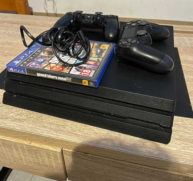 PlayStation 4 Pro - 1000 GB - 2 Comandos
