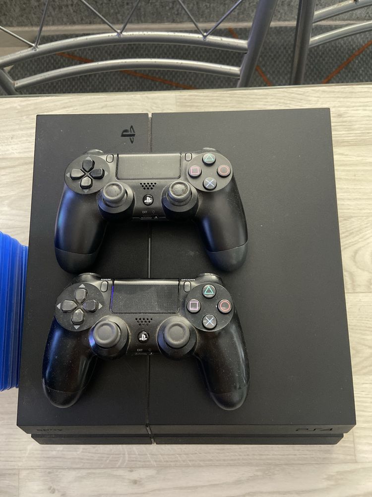 Playstation 4 500GB + 8 jogos incluidos + 2 comandos