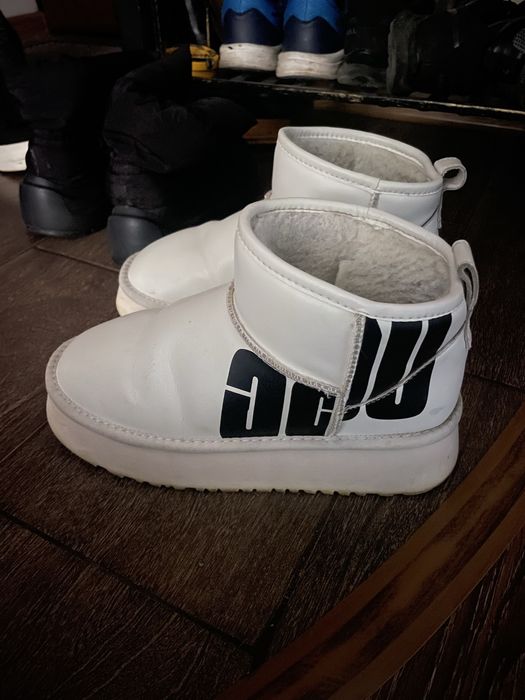 Уги білі з надписом ,шкіра UGG