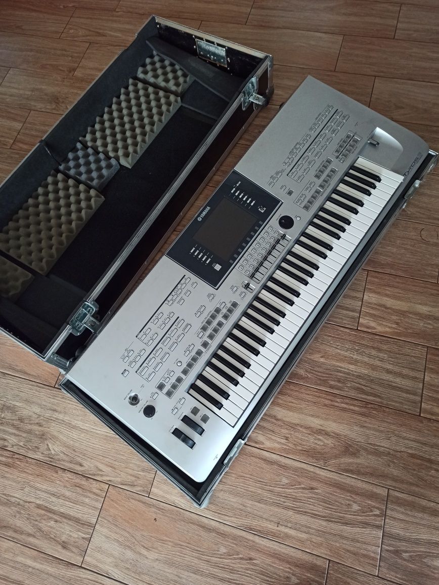 Tyros 3 wraz z hard case