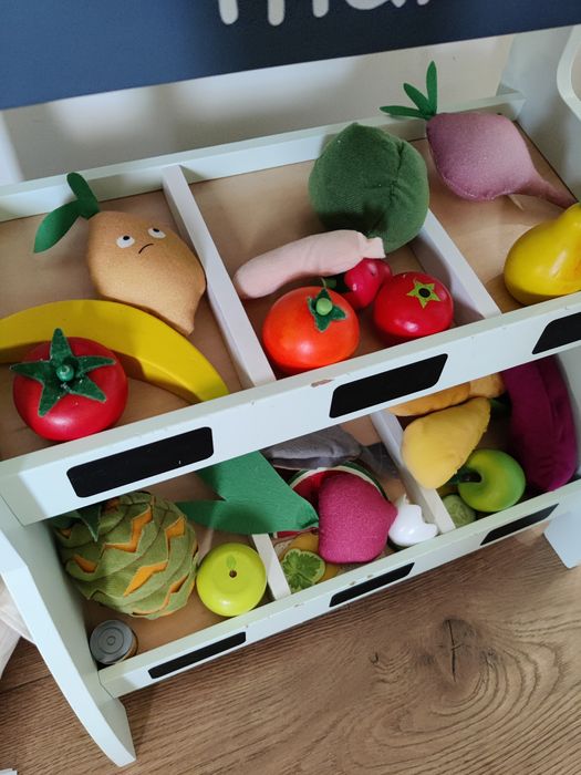 Drewniany stragan,sklep z wyposażeniem zara i H&M waga,kasa,kosz,torba