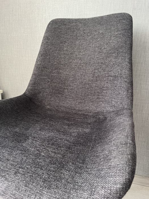 Стілець сірий обертальний jysk