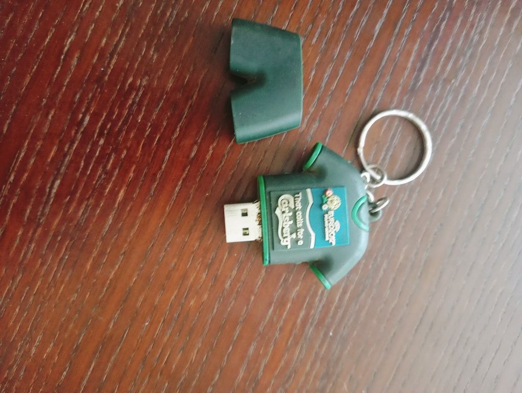 Продам флешку на 32 Gb,  1Gb и на 4Gb.