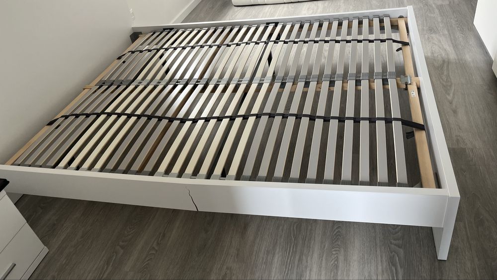 Cama de 160x200cm com lateral danificada
