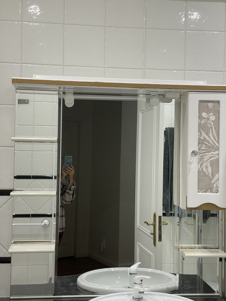 Espelho WC com pequeno armario lateral