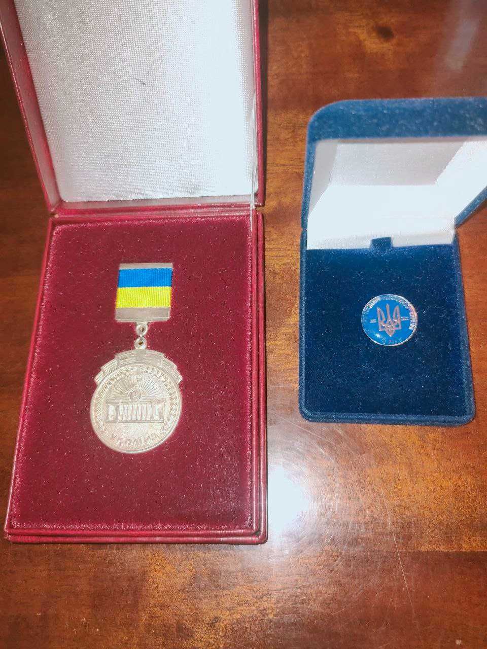 Медаль та Значок " 30 років Незалежності України". Висилаю.
