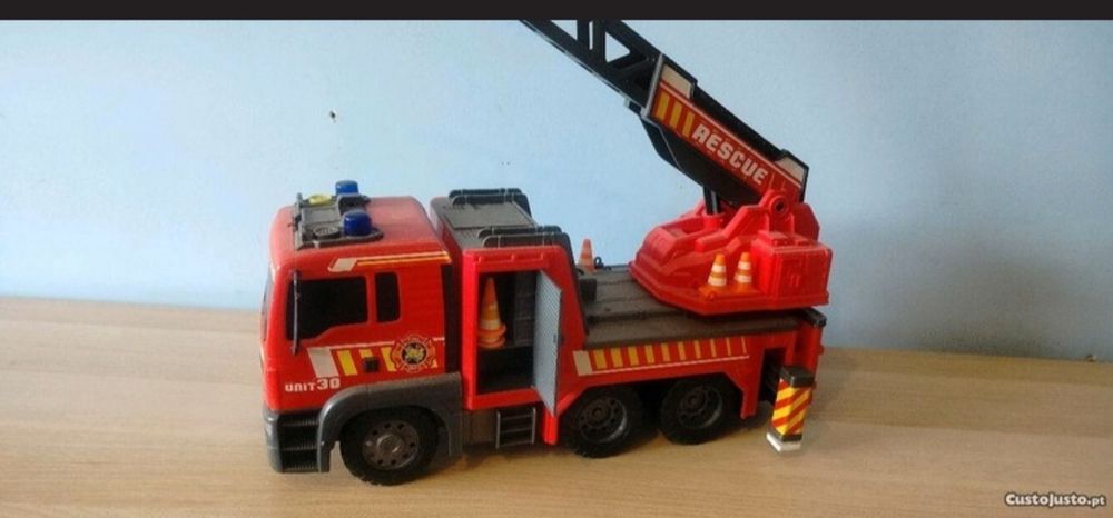 Camião de Bombeiros
Ilha pirata, carro da polícia, camião prisioneiros