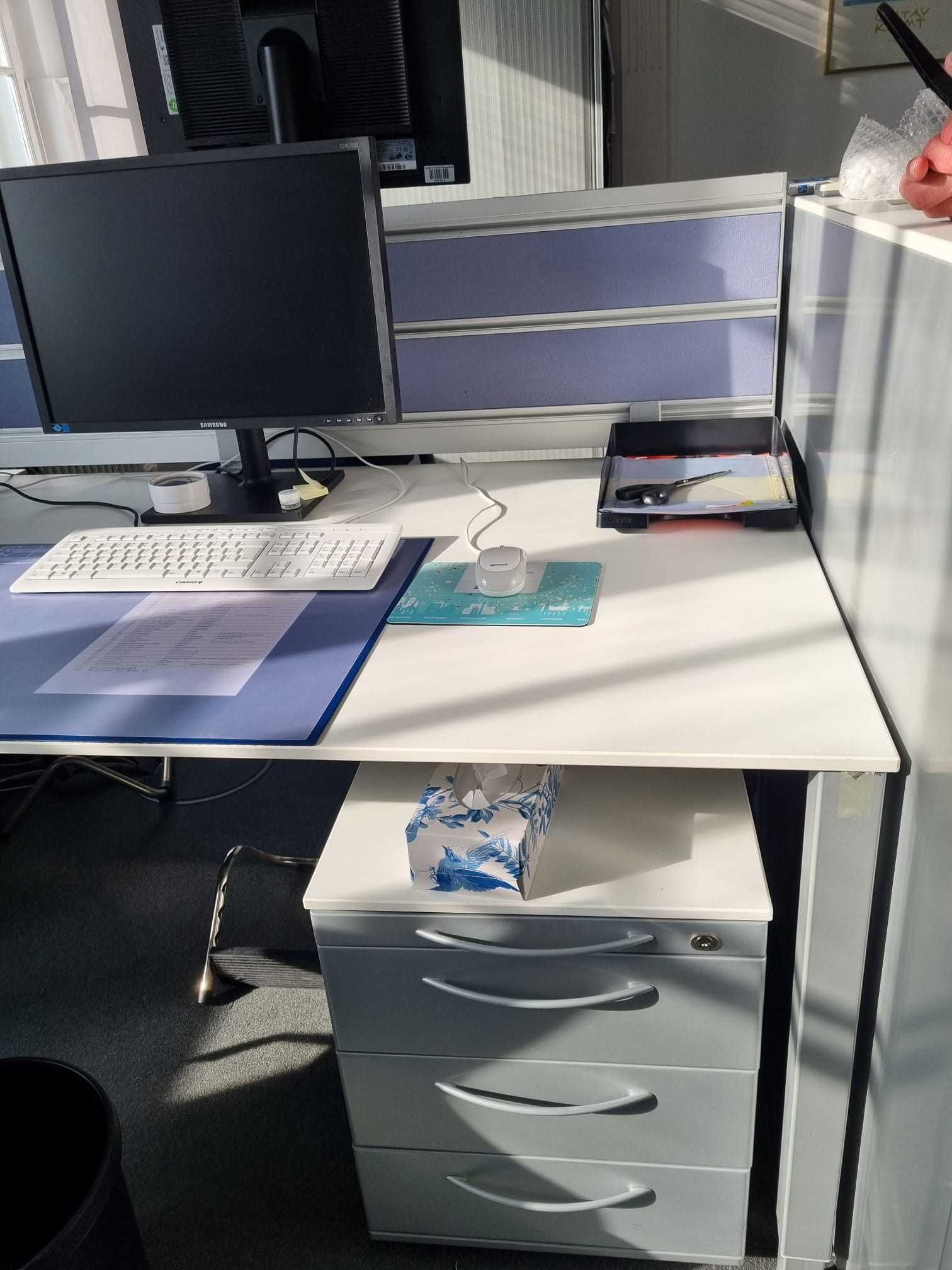 Biurka call center biurowiec wyposażenie meble biurowe