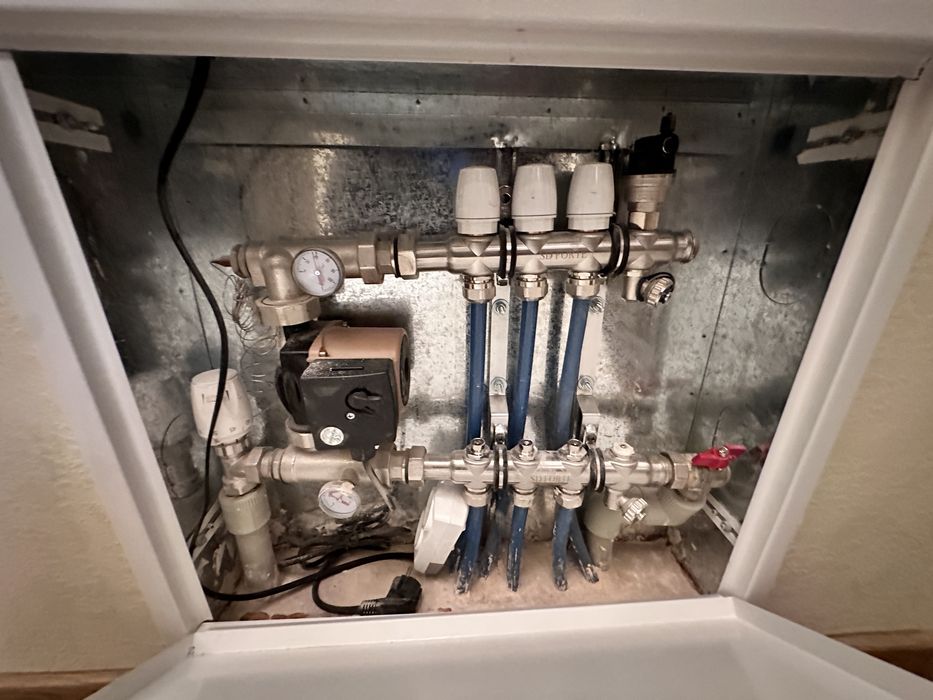 Продається двох кімнатна+ кухня студія+ підвал з Сауною і кімнатою