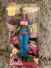 Barbie jako kierowca wyścigowy