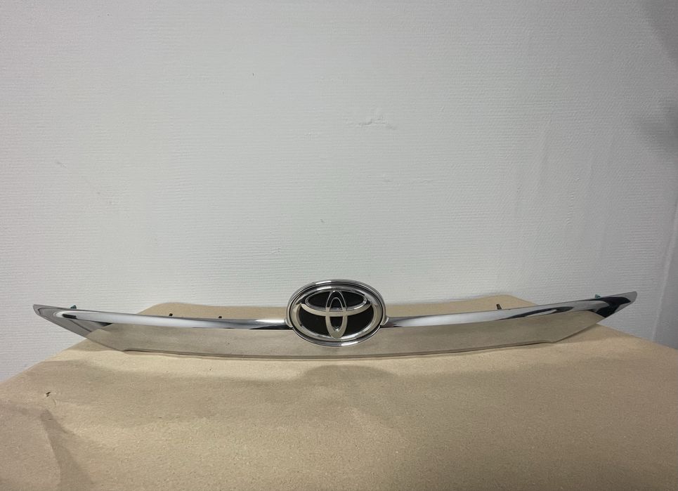 Накладка кришки багажника Toyota Camry 50 Європа