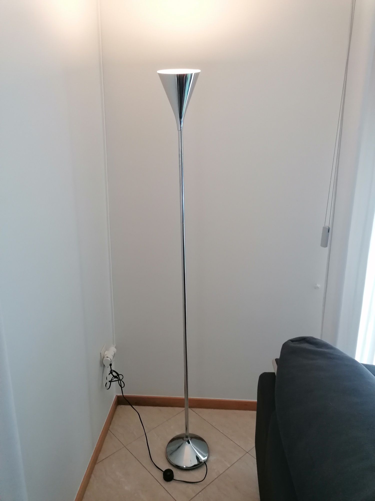 Candeeiro de pé em metal