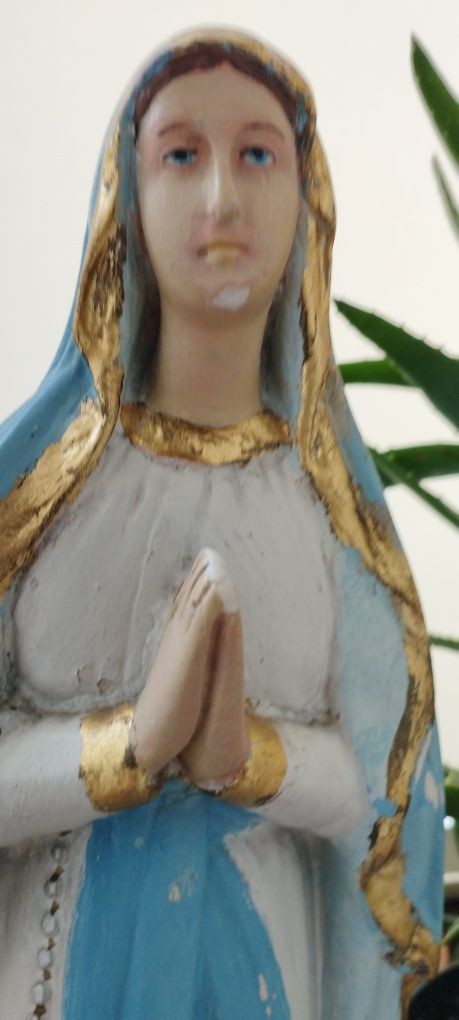Stara figurka Matki Bożej.