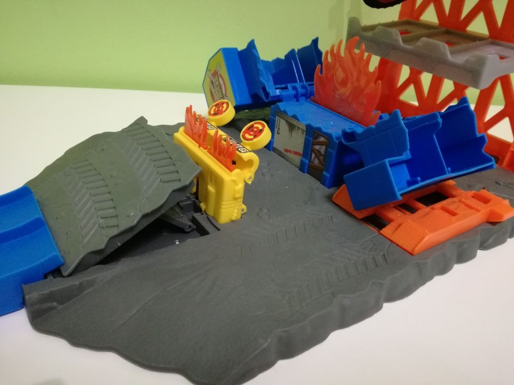 Tor Hot Wheels Monster Truck Demolka na Stacji