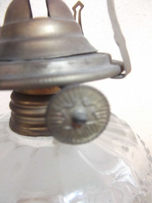 Galheteiro e candeeiro petróleo em vidro / Glass cruet & oil lamp