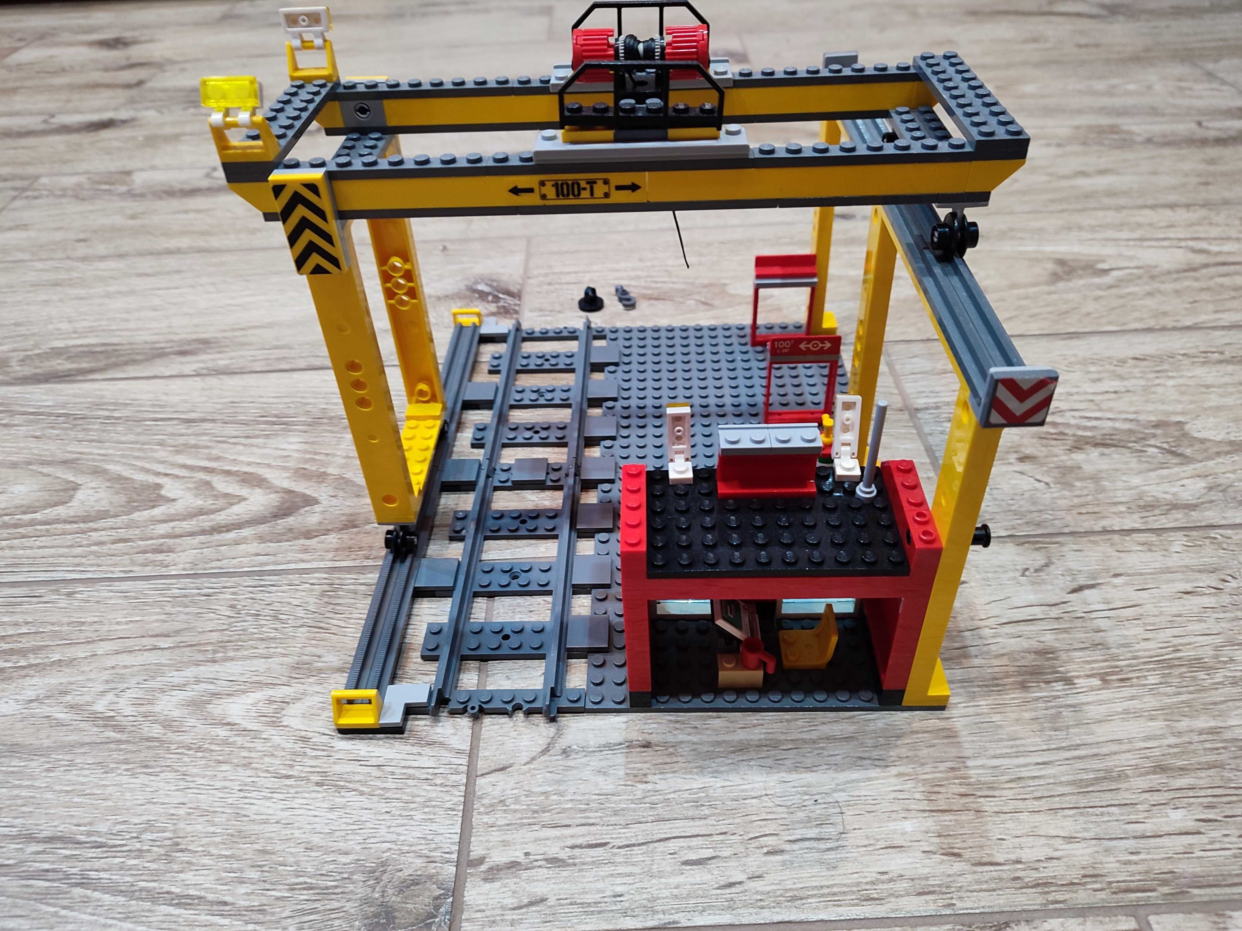 LEGO 60052 Pociąg Towarowy - dźwig z suwnicą.