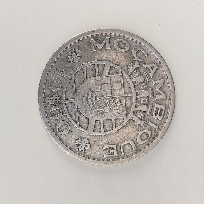 Moeda  10.00 de prata mocambique 1952