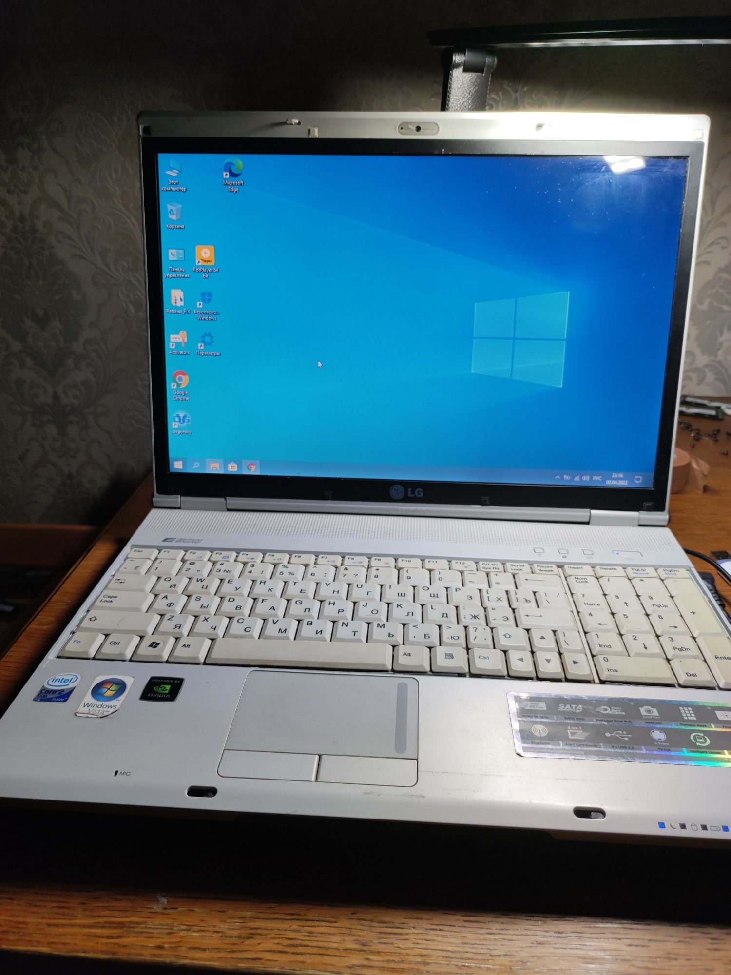 LG E500 ноутбук с блоком питания + Windows 10 64bit +
