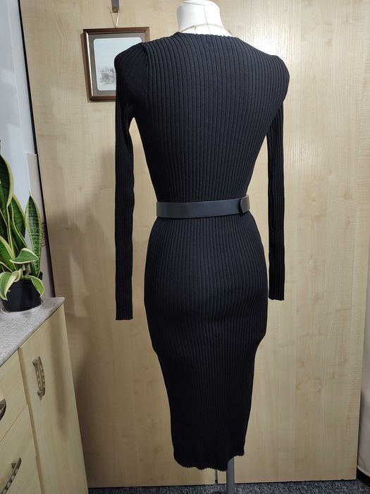 Czarna obcisła dzianinowa zapinana sukienka z długim rękawem prążek