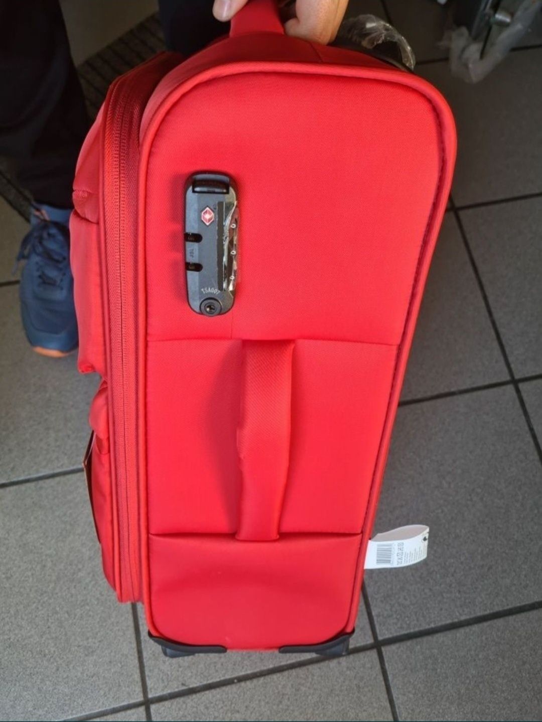 Nowa Walizka Airport duże 4 kółka 55x35x20cm zamek kod red