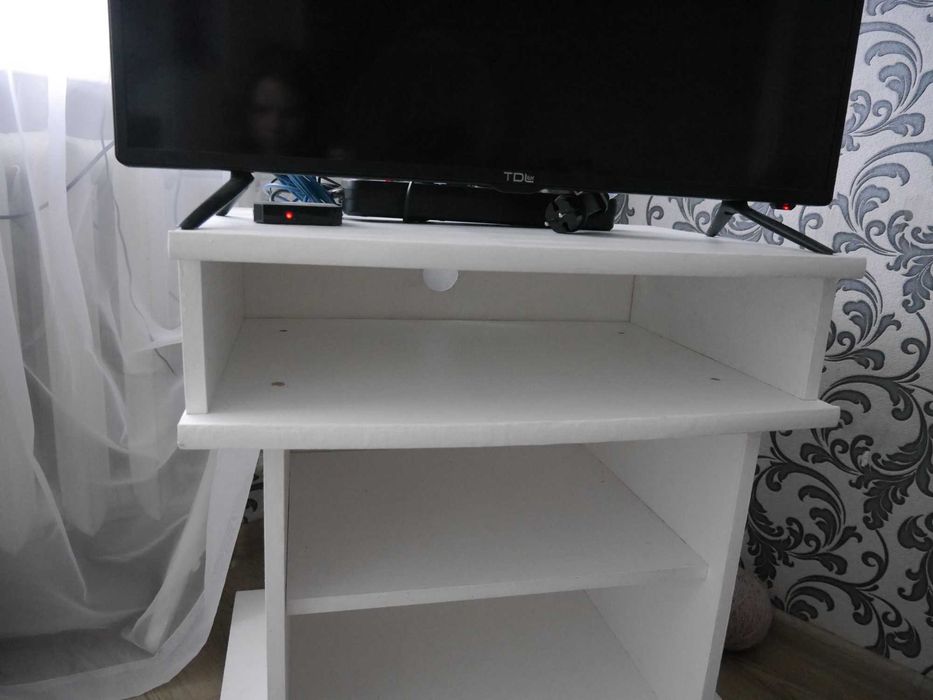 Біла тумба під телевізор