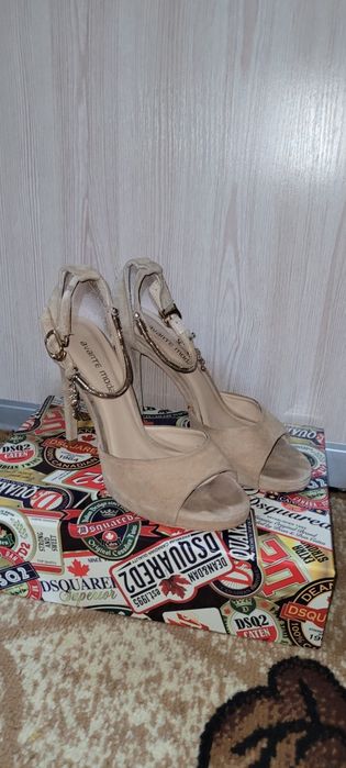 Продам босоніжки залишені 37 розмір