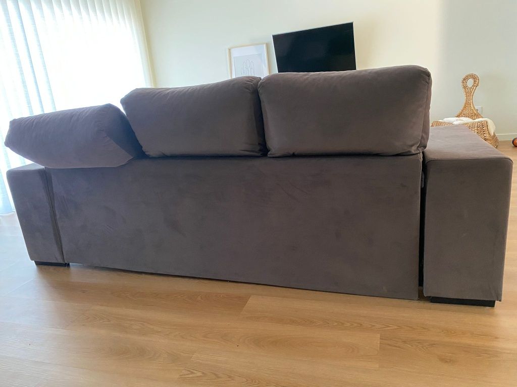 Sofa de veludo cinza