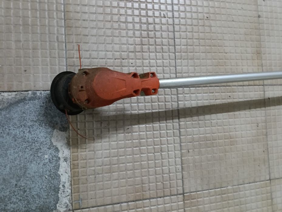 Roçadora marca still com bateria e carregador 60 em muito bom estado