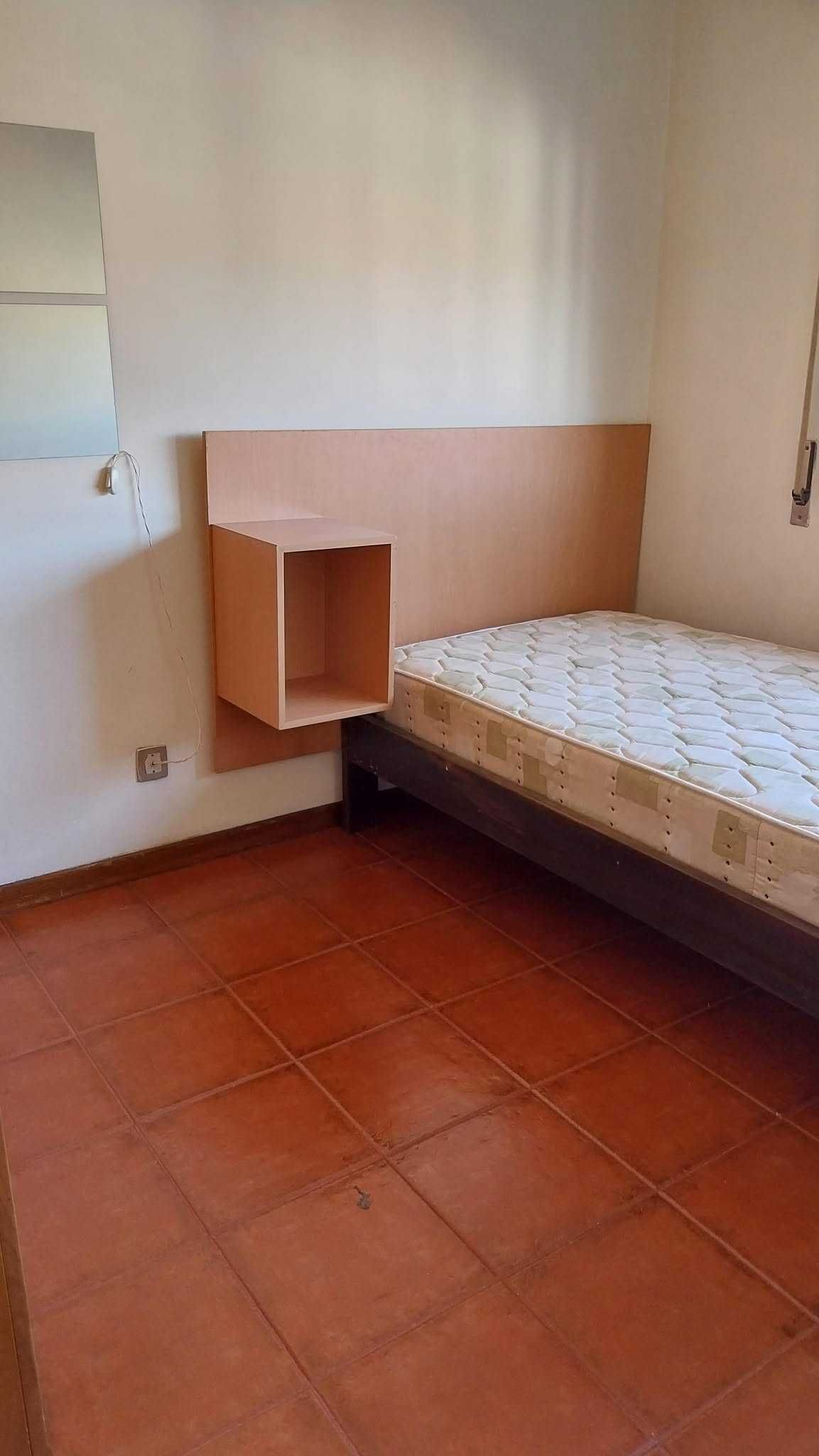Arrenda-se quarto
